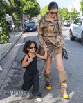 Kylie Jenner nam dochter Stormi Webster mee op een lunchdate met volledige Ottolinger en Oakley Shades