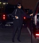 Rihanna brengt de hitte naar de studio in Balenciaga Pantaleggings, Wire Cat-zonnebrillen en meer!