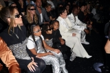 Khloe Kardashian, Kris Jenner, Corey Gamble en Kids steunen Kim Kardashian op Dolce & Gabbana Spring 2023 Show