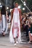 Terwijl Cardi B naar de rechtbank gaat, bezoekt ze scholen en verschijnt ze in rode Loewe-jurk, witte Proenza Schouler, Red & White Fringe Alaïa en meer!￼