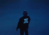 Kanye West draagt ​​’White Lives Matter’-shirt bij YZY SZN 9-presentatie