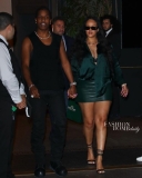 Rihanna maakt van Forest Green de nieuwste zomerse ‘It’-kleur, met een zijden Louis Vuitton-shirt, leren Miaou-rok en meer