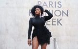 Parijs Fashion Week bijwonen in Niki zwarte baret en minirok + reflecties over verhuizen naar Parijs in 2008 en mijn volledige cirkelmoment